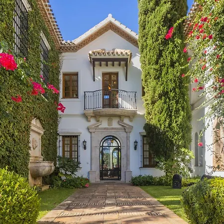 Villa Cubo's Mountain Bayview Luxury Malaga