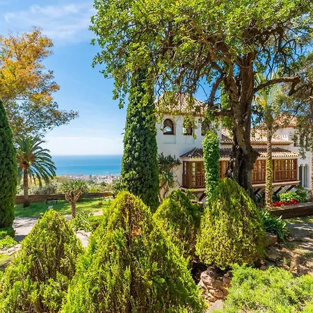 Cubo's Mountain Bayview Luxury Villa