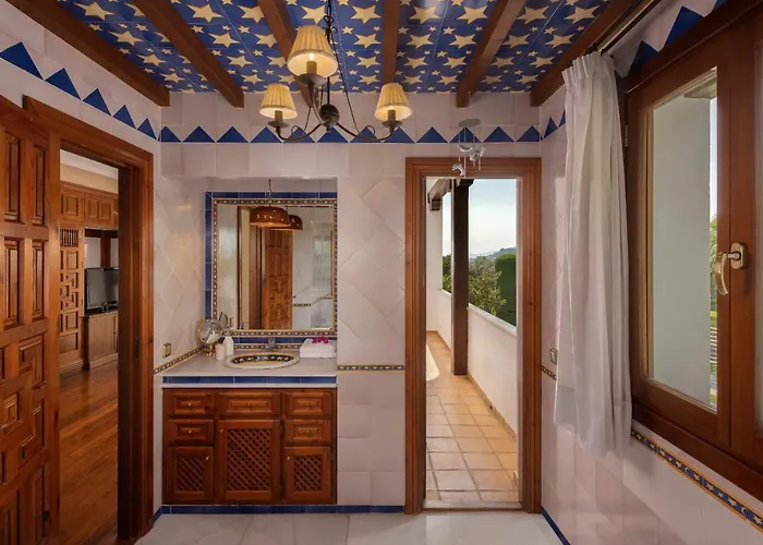Cubo's Mountain Bayview Luxury Villa *